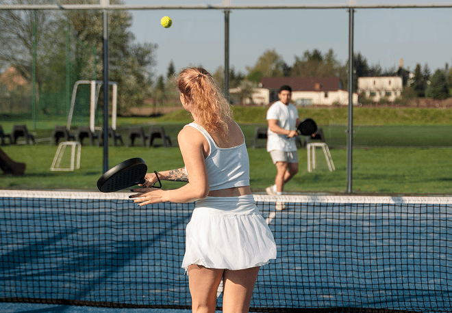 コートでパデルをする女性