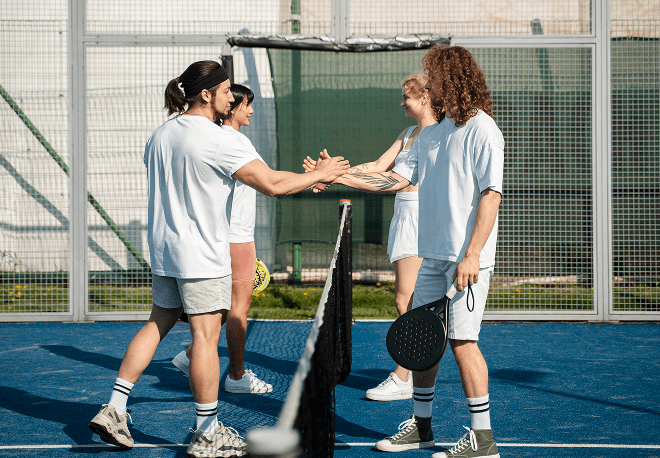 パデルコートで握手するチームメンバー